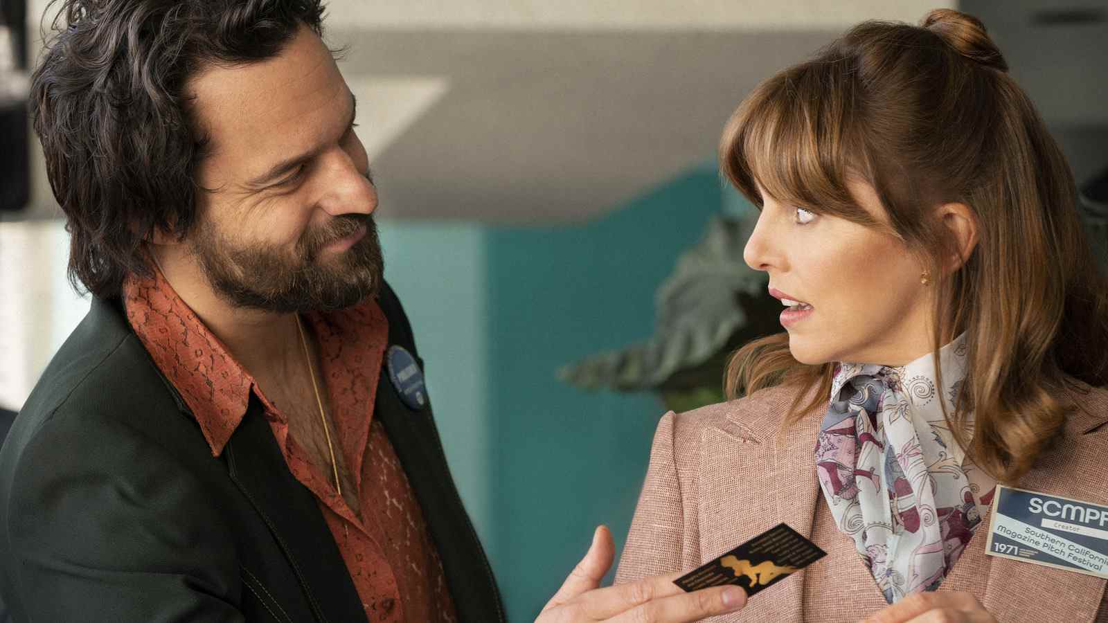 Minx marque un renouvellement de la saison 2 de HBO Max, nous bénissant avec plus de chemises Jake Johnson dans les années 70
