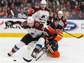 Connor McDavid (97 ans) des Oilers d'Edmonton affronte Nathan MacKinnon (29 ans) de l'Avalanche du Colorado lors de la première période d'un match de hockey de la LNH au Rogers Place d'Edmonton, le jeudi 14 novembre 2019.