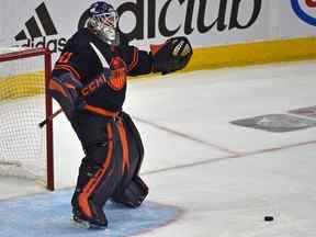 Le gardien des Oilers d'Edmonton, Mike Smith, réagit après qu'un dégagement de la zone défensive par les Flames de Calgary a entraîné un but qui a égalisé le match le 24 mai 2022 à Rogers Place à Edmonton.