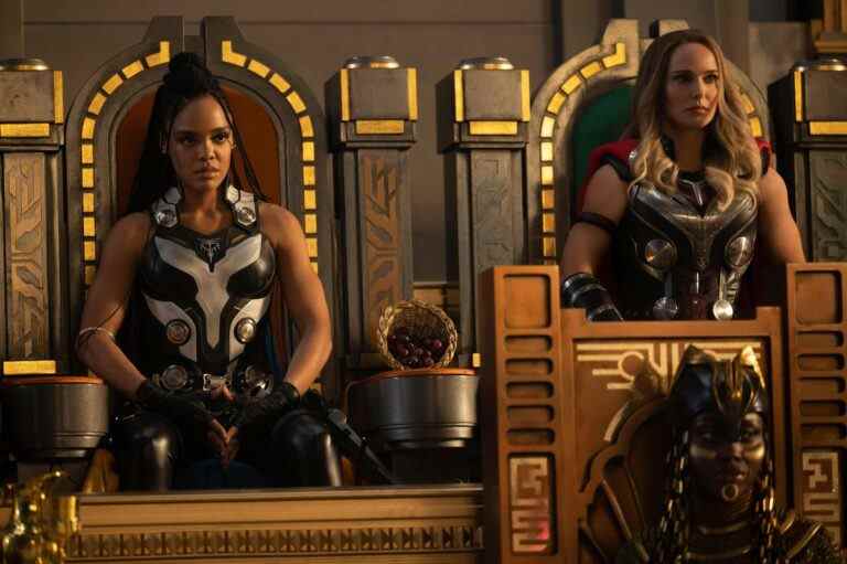 New Thor: Love And Thunder Image associe Tessa Thompson et Mighty Thor de Natalie Portman
