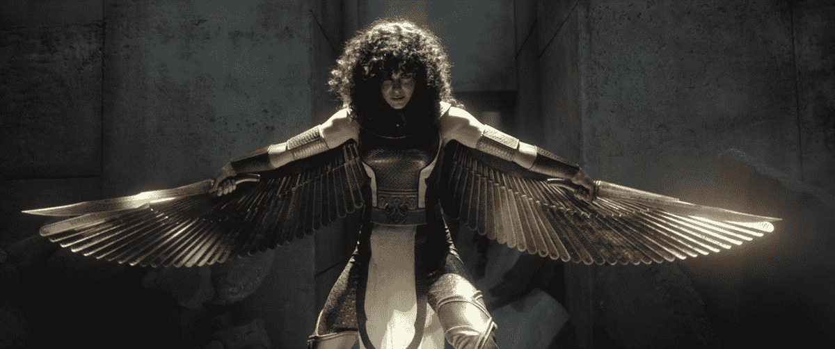 May Calamawy déploie les ailes métalliques de son costume de super-héros d'inspiration égyptienne en tant que Layla El-Faouly / Scarlet Scarab dans Moon Knight. 