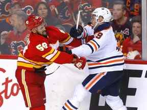 Les Flames de Calgary Oliver Kylington affrontent les Oilers d'Edmonton Leon Draisaitl en deuxième période dans la LNH au Scotiabank Saddledome de Calgary le lundi 7 mars 2022.