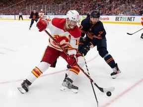 Matthew Tkachuk des Flames de Calgary affronte Brett Kulak des Oilers d'Edmonton au cours de la troisième période du quatrième match de la deuxième ronde des séries éliminatoires de la Coupe Stanley 2022 à Rogers Place le 24 mai 2022 à Edmonton, Canada.