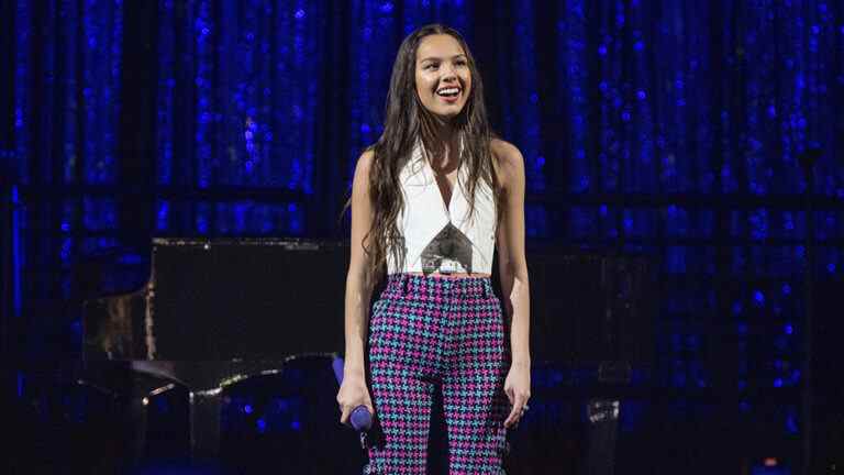 Olivia Rodrigo présente Alanis Morissette pour "You Oughta Know" au théâtre grec de LA Les plus populaires doivent être lus Inscrivez-vous aux bulletins d'information sur les variétés Plus de nos marques
	
	
