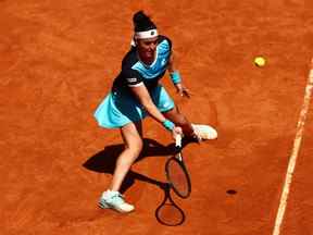 Ons Jabeur de Tunisie joue un coup droit lors de son match de demi-finale contre Ekaterina Alexandrova lors de la huitième journée du Mutua Madrid Open à La Caja Magica le 5 mai 2022 à Madrid, en Espagne.