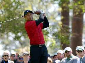 Tiger Woods joue son coup du quatrième tee lors de la dernière ronde du Masters au Augusta National Golf Club