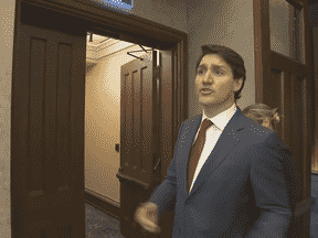 Le premier ministre Justin Trudeau s'explique après avoir prétendument prononcé le mot f à la Chambre des communes.