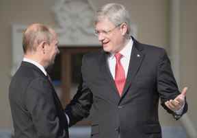 Le président russe Vladimir Poutine accueille le premier ministre Stephen Harper au début du sommet du G20 de 2013 à Saint-Pétersbourg, en Russie.