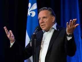 Le premier ministre du Québec, François Legault, dont le gouvernement devrait bientôt adopter une expansion massive des mandats francophones dans la province.  Le projet de loi 96 élargit considérablement la Charte de la langue française introduite pour la première fois en 1977 dans le cadre du très contesté projet de loi 101.