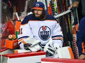 Le gardien de but des Oilers d'Edmonton Mike Smith (41) sur son banc alors qu'il a été remplacé par le gardien de but Mikko Koskinen (19) au cours de la première période contre les Flames de Calgary dans le premier match du deuxième tour des séries éliminatoires de la coupe Stanley 2022 au Scotiabank Saddledome.