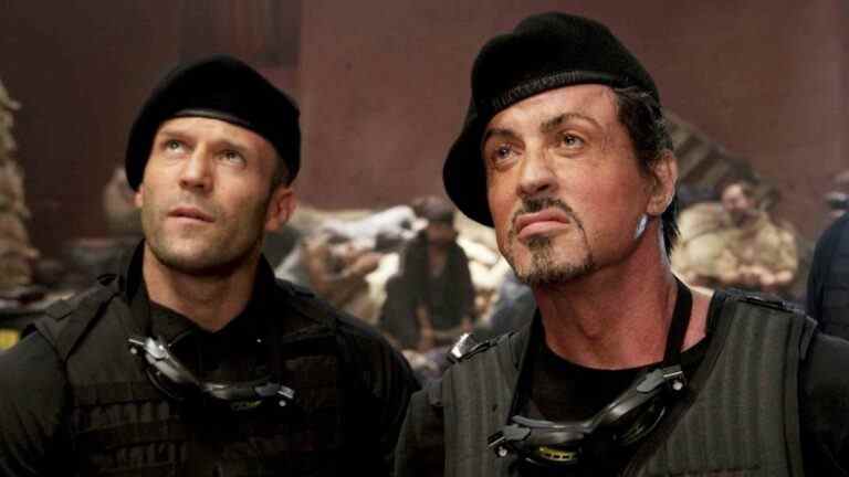 Pas grand-chose, juste Sylvester Stallone et Jason Statham se côtelant pendant leur temps sur le plateau Expendables 4
