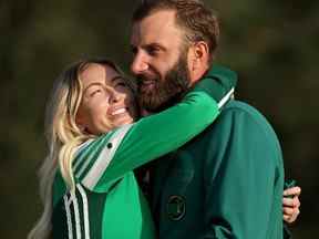 Dustin Johnson des États-Unis célèbre avec Paulina Gretzky lors de la cérémonie de la veste verte après avoir remporté le Masters au Augusta National Golf Club le 15 novembre 2020 à Augusta, en Géorgie.