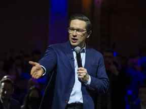 Le candidat du parti conservateur fédéral Pierre Poilievre prend la parole au Roundhouse à Toronto, le mardi 19 avril 2022.