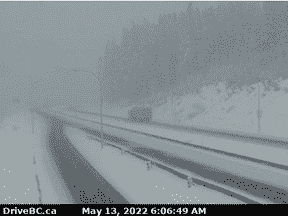 Une capture d'écran de l'autoroute 5, en direction sud à l'aire de repos de Zopkios près du sommet de Coquihalla le 13 mai.