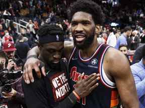 Joel Embiid # 21 des 76ers de Philadelphie et Pascal Siakam # 43 des Raptors de Toronto s'embrassent après la victoire 132-97 des 76ers dans le sixième match du premier tour de la Conférence de l'Est à la Scotiabank Arena le 28 avril 2022 à Toronto.