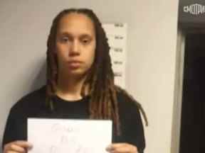 Une photo de la basketteuse professionnelle américaine Brittney Griner est apparue sur une chaîne d'information russe après son arrestation à l'aéroport de Moscou pour avoir prétendument de l'huile de haschisch dans ses bagages.