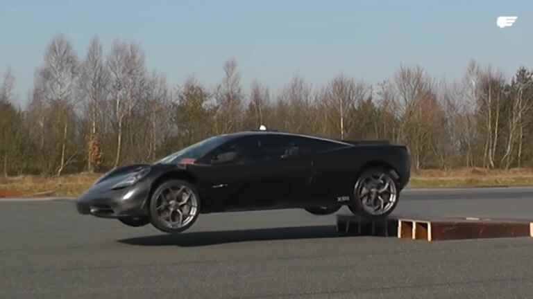 Regardez la supercar T.50 de Gordon Murray torturée lors des tests d’étalonnage des coussins gonflables