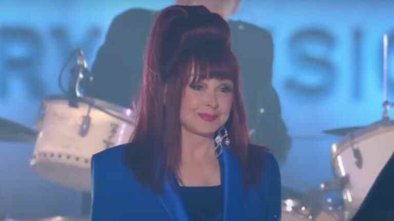 Regardez l'émotionnelle acceptation au Temple de la renommée de la musique country de Wynonna et Ashley Judd un jour après la mort de Naomi Judd
