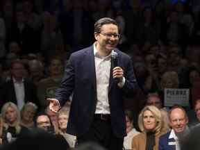 Le candidat à la direction du Parti conservateur, Pierre Poilievre, s'adresse à une foule de partisans au River Cree Resort and Casino, sur la nation Enoch Cree, juste à l'ouest d'Edmonton, le jeudi 14 avril 2022. David Bloom/Postmedia