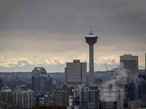 Les montagnes Rocheuses derrière l'horizon à Calgary, Alta.