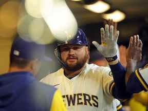 Rowdy Tellez # 11 des Milwaukee Brewers est félicité par ses coéquipiers après un home run de deux points contre les Reds de Cincinnati lors de la sixième manche à American Family Field le 4 mai 2022 à Milwaukee, Wisconsin.