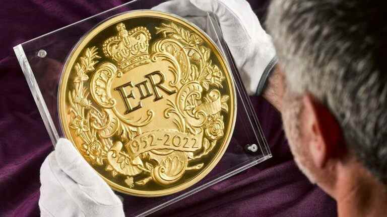 Royal Mint dévoile sa plus grosse pièce de monnaie jamais réalisée pour le jubilé de platine de la reine