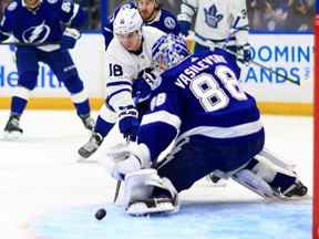 Andrei Vasilevskiy de Tampa Bay a arrêté un tir de Mitch Marner des Leafs à l'Amalie Arena hier soir.  Getty Images