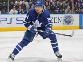 Auston Matthews des Maple Leafs de Toronto cherche une rondelle contre le Lightning de Tampa Bay lors du cinquième match de la première ronde des séries éliminatoires de la Coupe Stanley 2022 à la Scotiabank Arena le 10 mai 2022 à Toronto, Ontario, Canada.