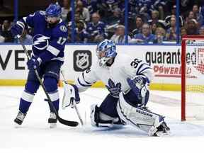 12 mai 2022 ;  Tampa, Floride, États-Unis ;  Le gardien de but des Maple Leafs de Toronto, Jack Campbell, fait un arrêt alors que l'ailier gauche du Lightning de Tampa Bay, Alex Killorn, poursuit la rondelle au cours de la troisième période du sixième match du premier tour des séries éliminatoires de la Coupe Stanley 2022 à l'Amalie Arena.