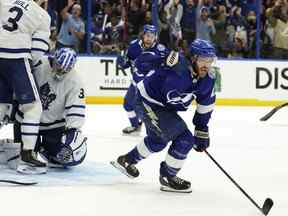 Le centre du Lightning de Tampa Bay Brayden Point (21 ans) célèbre après avoir marqué contre le gardien des Leafs Jack Campbell lors d'une prolongation de mort subite à Tampa, en Floride, jeudi soir.  (AP Photo/Chris O'Meara)