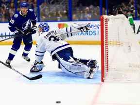 Le gardien des Maple Leafs Jack Campbell a stoppé un tir de Corey Perry du Lightning à Tampa dimanche soir.