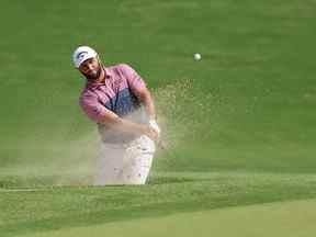 L'Espagnol Jon Rahm joue un tir depuis un bunker au 18e trou lors du deuxième tour du championnat PGA 2022 au Southern Hills Country Club le 20 mai 2022 à Tulsa, Oklahoma.