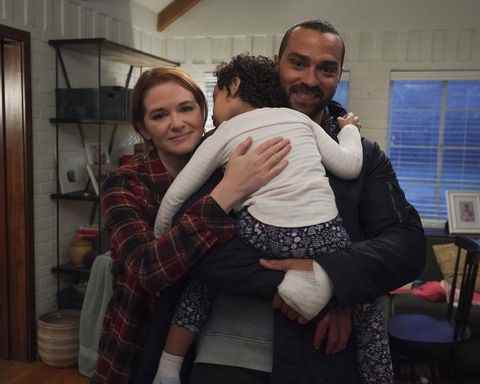 sarah a dessiné comme april kepner et jesse williams comme jackson avery avec leur enfant dans la saison 17 de l'anatomie de grey