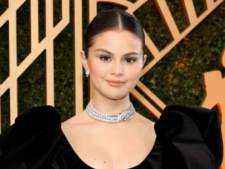 Selena Gomez plaisante sur le fait d’être célibataire dans « Saturday Night Live »