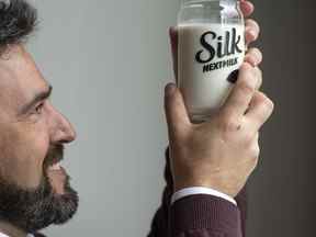 Pierre Morin, vice-président Recherche et Innovation de Danone Canada, présente le nouveau Silk Next Milk à base de plantes.