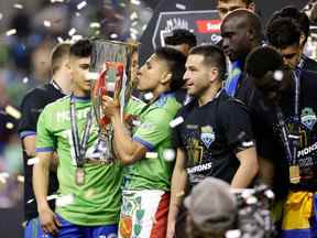 L'attaquant des Sounders de Seattle Raul Ruidiaz embrasse le trophée alors que l'équipe célèbre sa victoire lors du match final de la Ligue des champions de la CONCACAF entre les Sounders de Seattle et les Pumas UNAM au Lumen Field de Seattle, Washington, le 4 mai 2022.