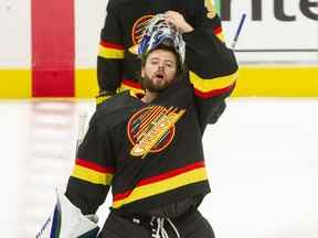 Le gardien des Canucks Spencer Martin semble prêt à retirer son masque et à affronter le Seattle Kraken lors d'un match le mois dernier au Rogers Arena.