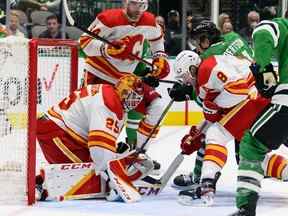 Le gardien des Flames de Calgary, Jacob Markstrom, arrête un tir de l'ailier gauche des Stars de Dallas, Jason Robertson, au cours de la troisième période du quatrième match de la première ronde des séries éliminatoires de la Coupe Stanley 2022 au American Airlines Center.