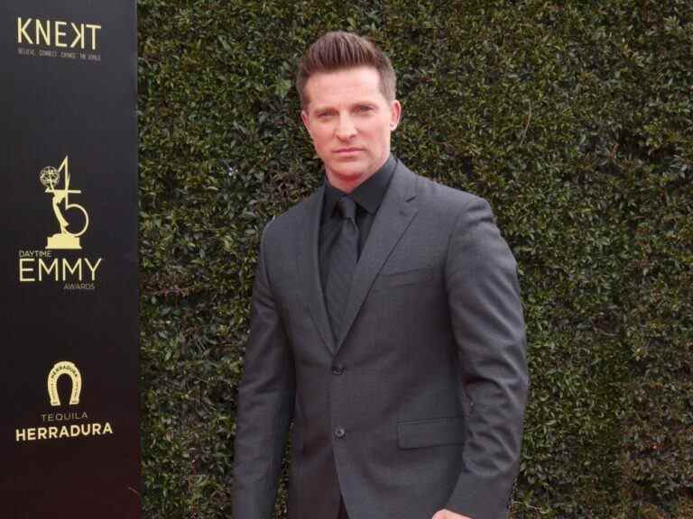 Steve Burton se sépare de sa femme enceinte et affirme que « l’enfant n’est pas à moi »