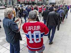 Les amateurs de hockey s'alignent pour la visite publique de Guy Lafleur au Centre Bell, lundi.