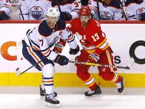 Johnny Gaudreau des Flames de Calgary affronte Connor McDavid des Oilers d'Edmonton en deuxième période lors du deuxième match de la deuxième ronde des séries éliminatoires de la Coupe Stanley au Scotiabank Saddledome de Calgary le vendredi 20 mai 2022.