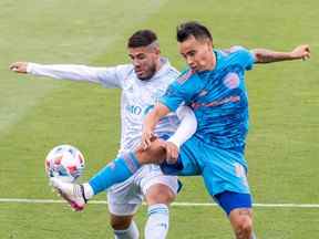 Le milieu de terrain du Toronto FC Alejandro Pozuelo (10) et le milieu de terrain du Columbus Crew SC Lucas Zelarayan (10) se sont battus pour le ballon l'an dernier.