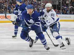 Nikita Kucherov du Lightning de Tampa Bay patine contre Justin Holl des Maple Leafs de Toronto lors du cinquième match de la première ronde des séries éliminatoires de la Coupe Stanley 2022 au Scotiabank Arena le 10 mai 2022 à Toronto.