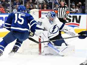 Le gardien de but du Lightning de Tampa Bay Andrei Vasilevskiy (88) fait un arrêt sur l'attaquant des Maple Leafs de Toronto Alexander Kerfoot (15) dans le premier match du premier tour des séries éliminatoires de la Coupe Stanley 2022 à la Scotiabank Arena.