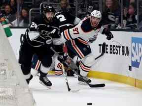 Phillip Danault des Kings de Los Angeles patine vers la rondelle loin de Connor McDavid des Oilers d'Edmonton au cours de la troisième période dans une victoire de 4-2 des Oilers dans le sixième match du premier tour des séries éliminatoires de la Coupe Stanley 2022 à Crypto.com Arena en mai 12 décembre 2022 à Los Angeles, Californie.