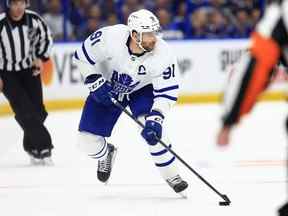 John Tavares des Maple Leafs de Toronto cherche à passer en troisième période lors du quatrième match de la première ronde des séries éliminatoires de la Coupe Stanley 2022 contre le Lightning de Tampa Bay à Amalie Arena le 08 mai 2022 à Tampa, en Floride.