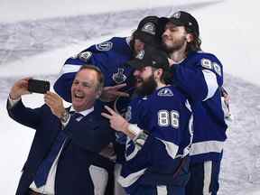 L'entraîneur-chef Jon Cooper et son Lightning sont deux fois champions en titre de la Coupe Stanley.