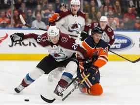 Connor McDavid (97 ans) des Oilers d'Edmonton affronte Nathan MacKinnon (29 ans) de l'Avalanche du Colorado lors de la première période d'un match de hockey de la LNH au Rogers Place d'Edmonton, le jeudi 14 novembre 2019.