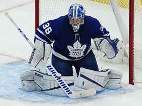 Le gardien de but des Maple Leafs de Toronto, Jack Campbell, bloque un tir contre le Lightning de Tampa Bay lors de la première période du cinquième match du premier tour des séries éliminatoires de la Coupe Stanley 2022 à la Scotiabank Arena.