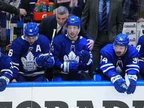 L'entraîneur-chef des Maple Leafs de Toronto, Sheldon Keefe, félicite Mitchell Marner et l'attaquant Michael Bunting pour leur aide sur le but de l'attaquant Auston Matthews contre le Lightning de Tampa Bay lors de la troisième période du cinquième match de la première ronde des séries éliminatoires de la Coupe Stanley 2022 à la Scotiabank Arena.